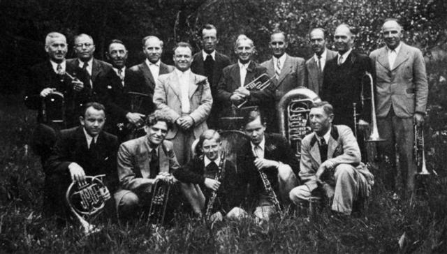 Blaskapelle mit 16 Personen im Jahr 1949