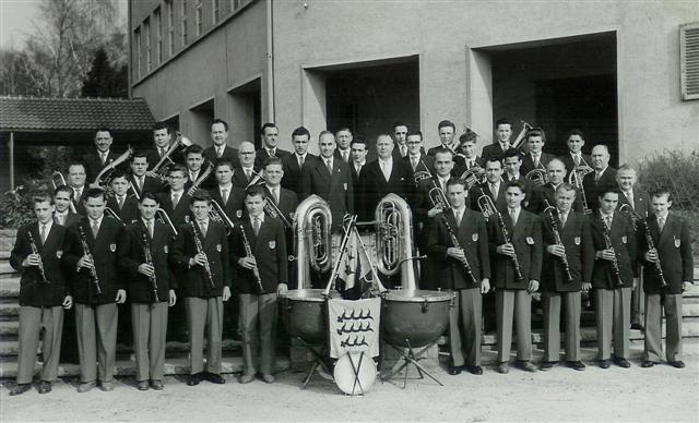 Blasorchester mit 38 Personen vor der Comeniusschule Waiblingen