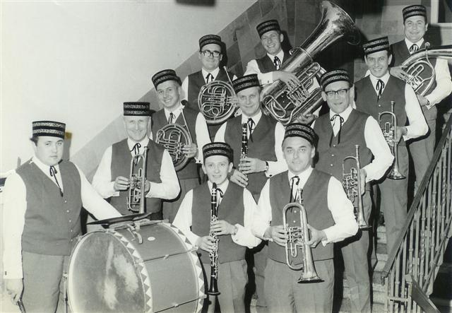 Blasorchester auf einer Treppe in der Comeniusschule